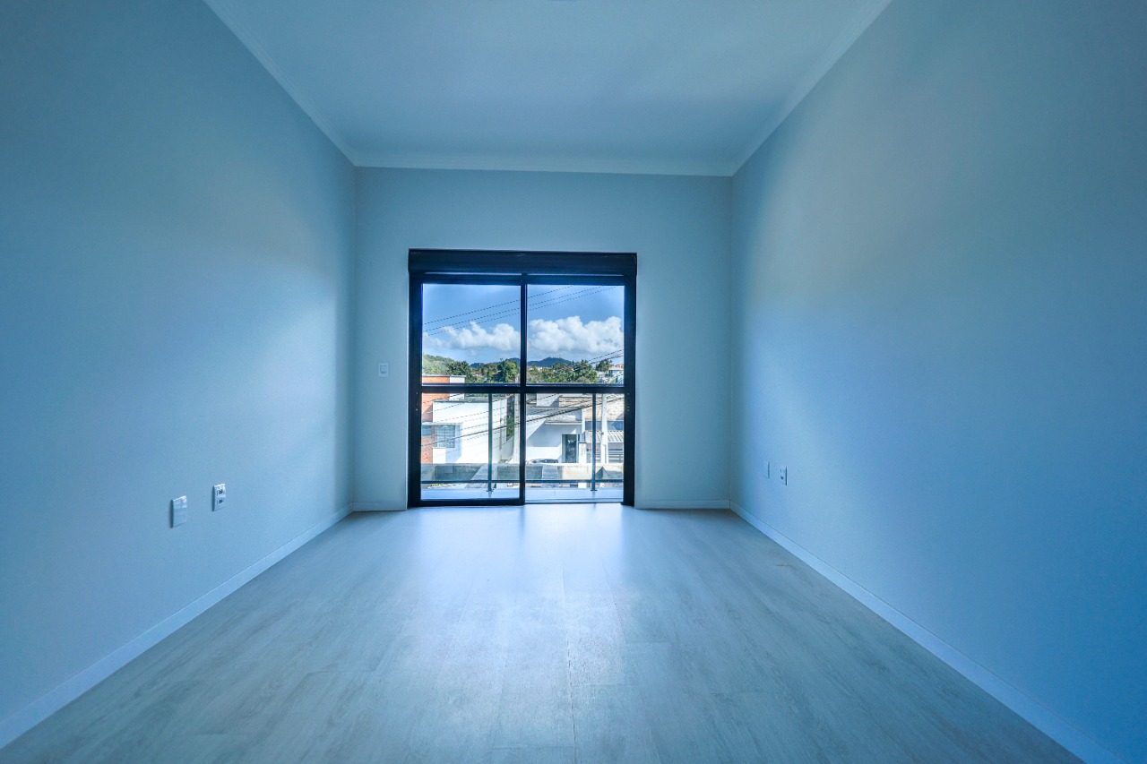 Sobrado Geminado com 1 suíte(s) mais 2 quarto(s) à venda no bairro Bom Retiro em Joinville por R$ 799.000,00. — foto 2