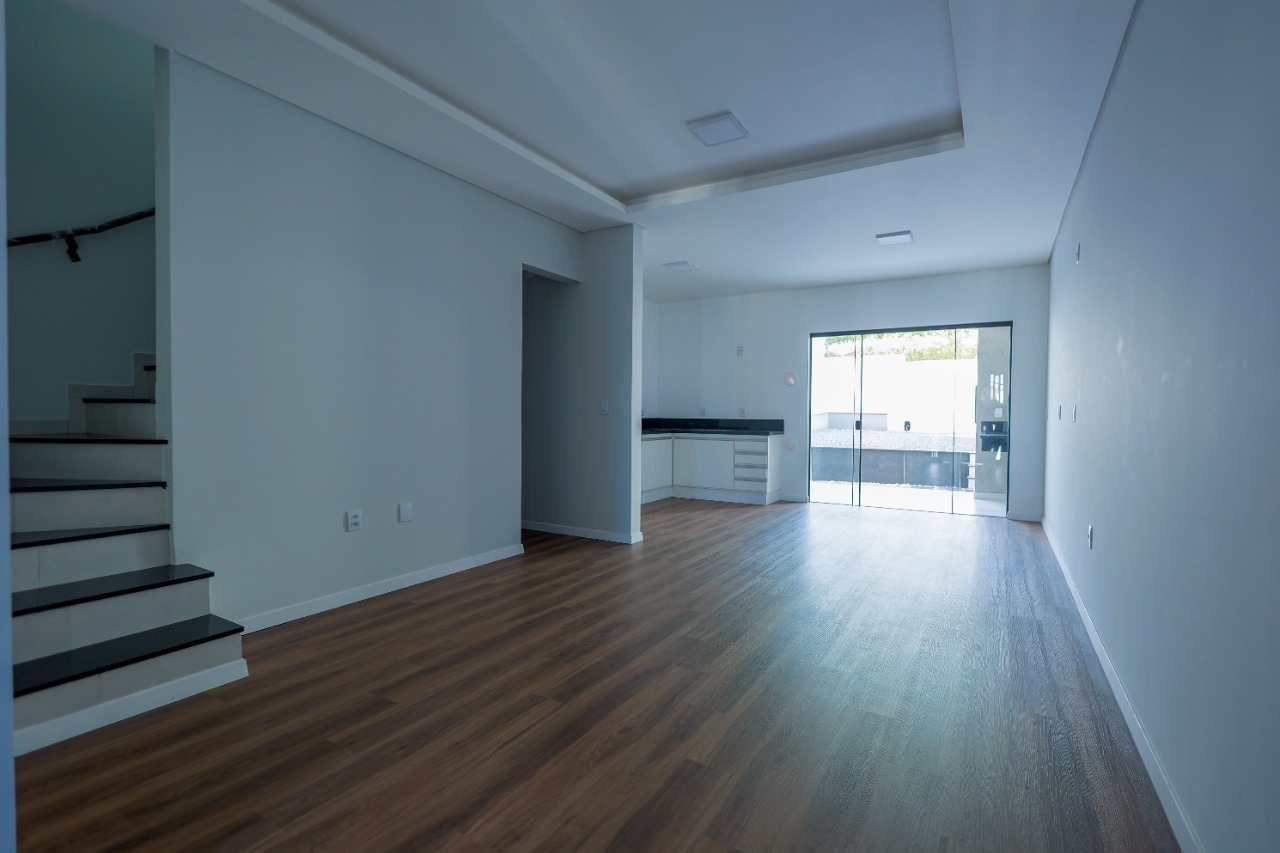 Sobrado Geminado com 1 suíte(s) mais 2 quarto(s) à venda no bairro Bom Retiro em Joinville por R$ 799.000,00. — foto 3