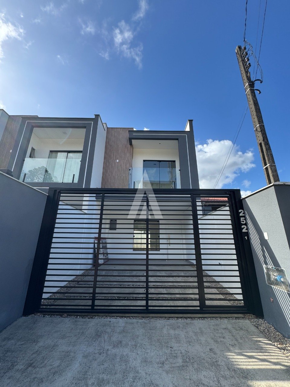 Sobrado geminado com 1 suíte e 2 quartos à venda no bairro Bom Retiro em Joinville-SC por R$ 638.000,00. - foto 1