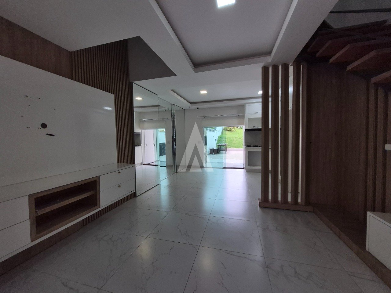 Sobrado geminado com 1 suíte e 2 quartos à venda no bairro Glória em Joinville-SC por R$820.000,00. - foto 1