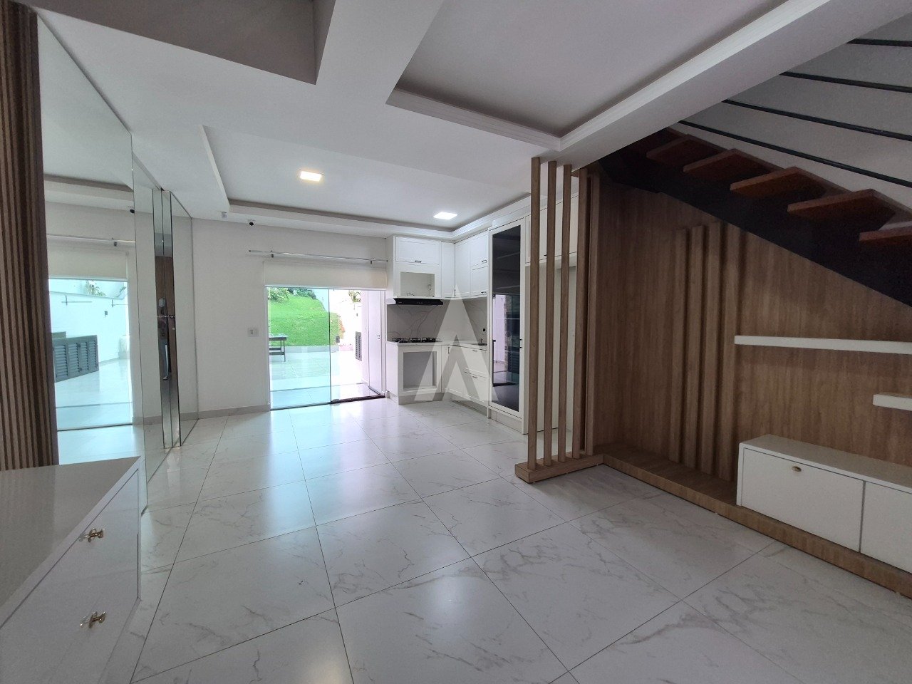 Sobrado geminado com 1 suíte e 2 quartos à venda no bairro Glória em Joinville-SC por R$820.000,00. — foto 2