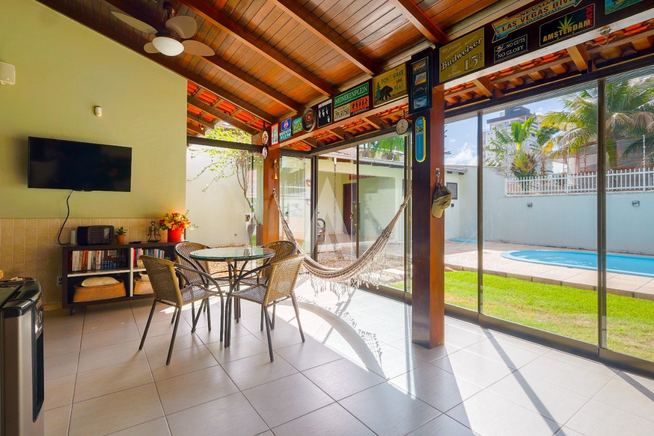 Casa com 1 suíte e 2 quartos à venda no bairro Santo Antônio em Joinville-SC por R$1.800.000,00. — foto 3