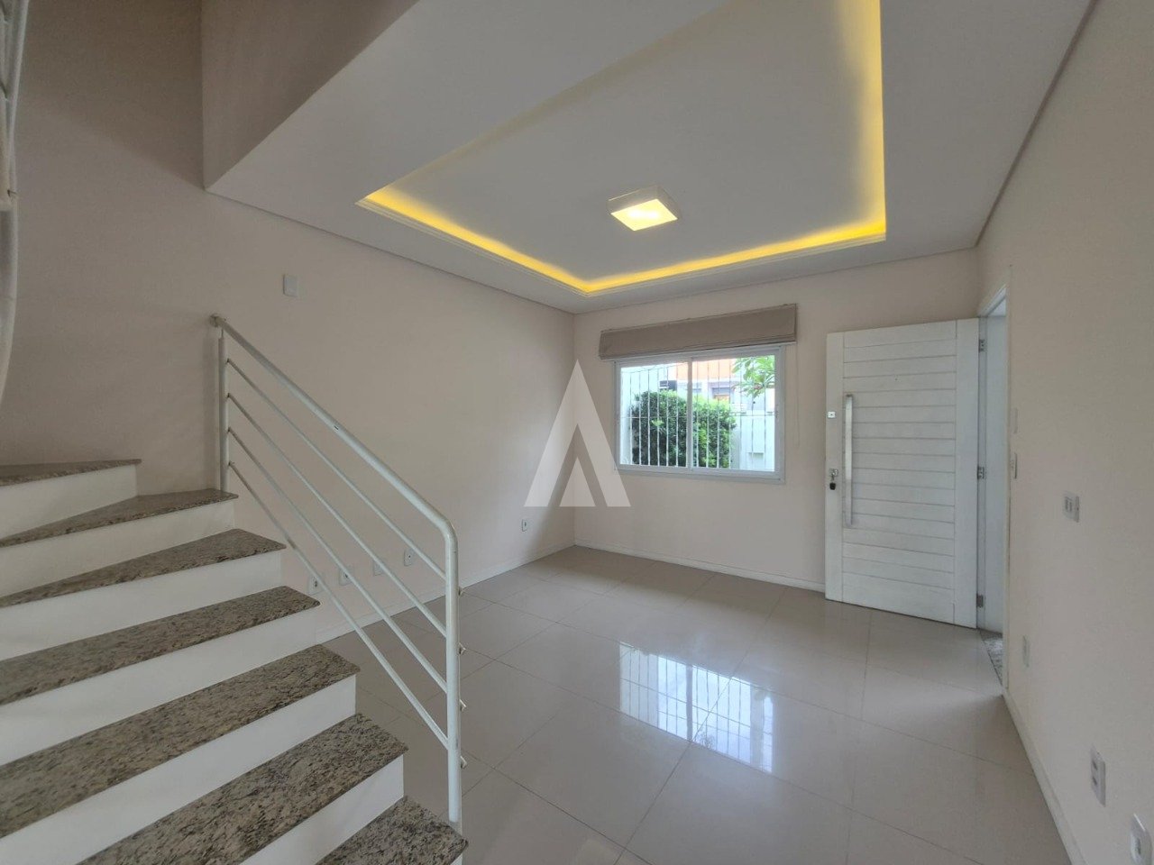 Sobrado geminado com 1 suíte e 2 quartos à venda no bairro Bom Retiro em Joinville-SC por R$850.000,00. — foto 3