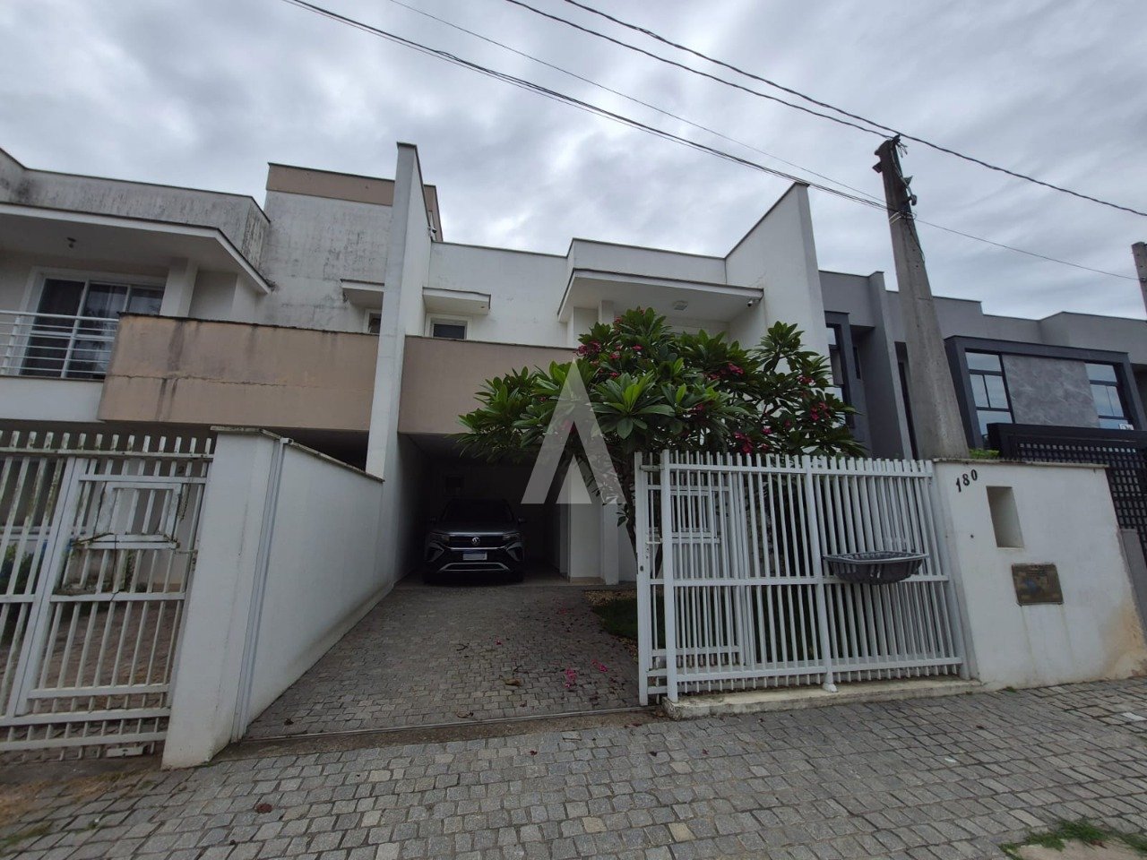 Sobrado geminado com 1 suíte e 2 quartos à venda no bairro Bom Retiro em Joinville-SC por R$850.000,00. - foto 1