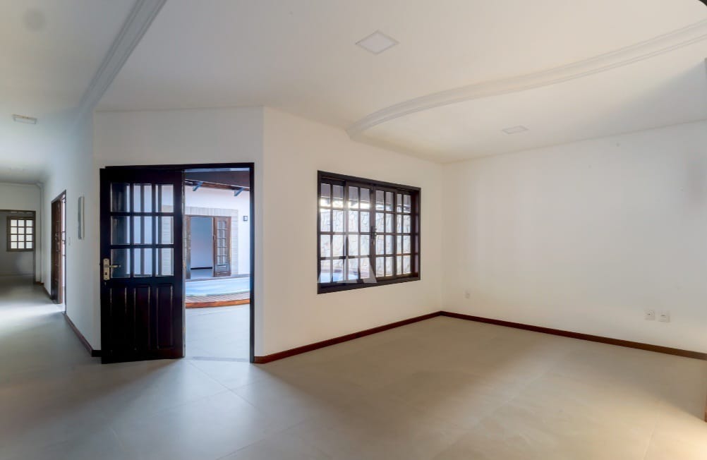 Casa com 1 suíte e 3 quartos à venda no bairro Santo Antônio em Joinville-SC por R$1.800.000,00. — foto 3